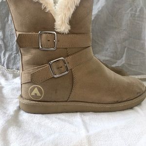 Air Walk Fuzzy Boots Women’s Size 7